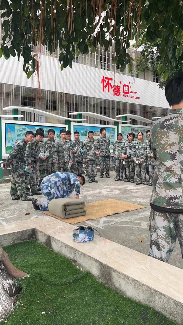 图4：教官示范叠被子.jpg