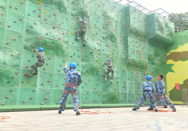 图9：学生体验攀岩.jpg