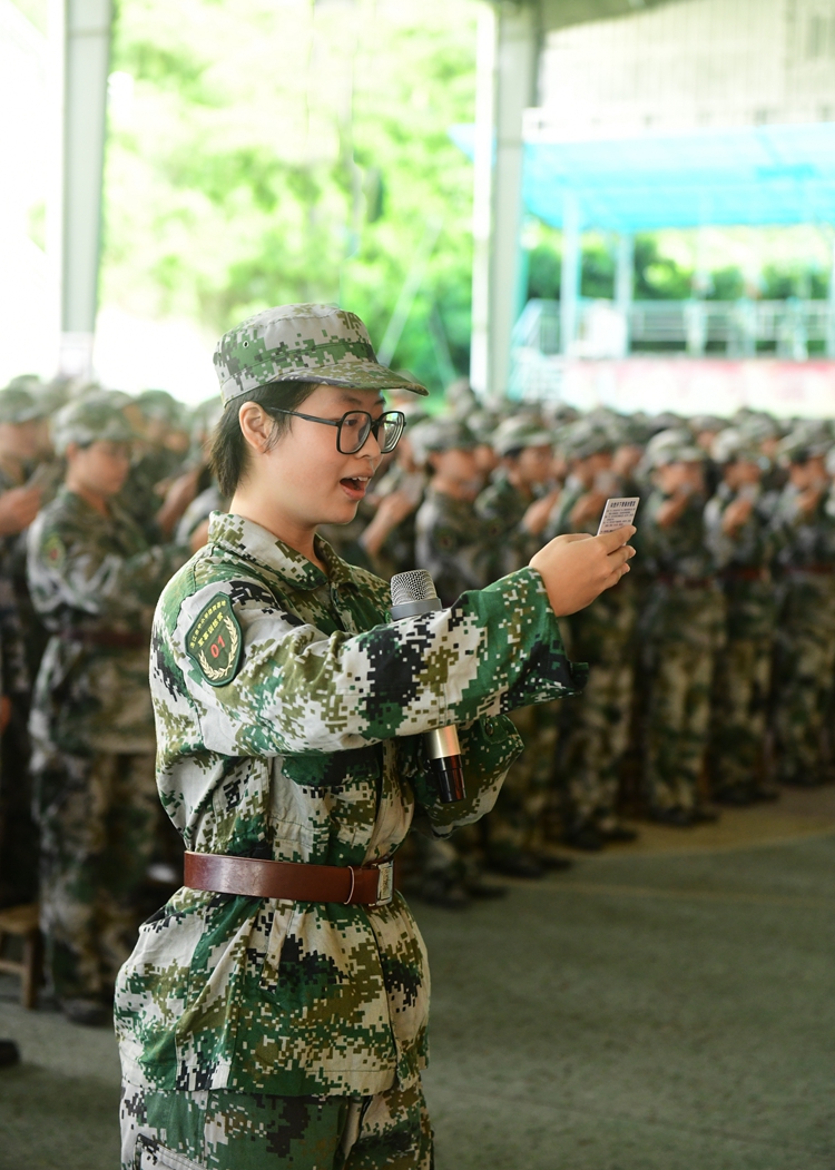 图14：学生在领诵员的带领下向党宣誓.jpg