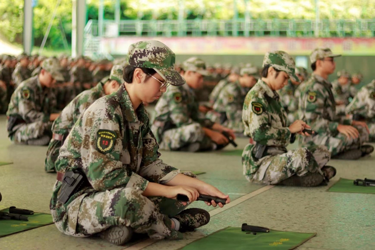 图15：学生表演九二式手枪拆解与组装.jpg