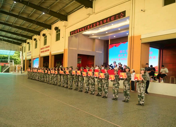 图18：颁发军训证书和奖状.jpg