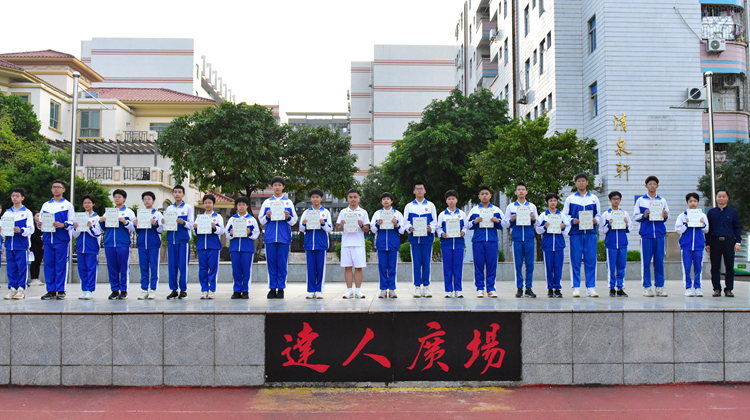 郑校长与获得金牌的同学合影.jpg