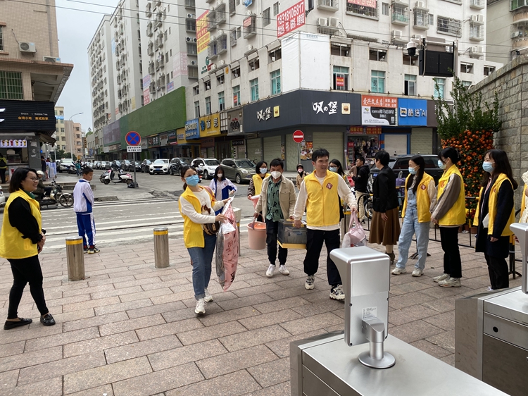 图1：小学部老师迎接学生、帮运行李.jpg