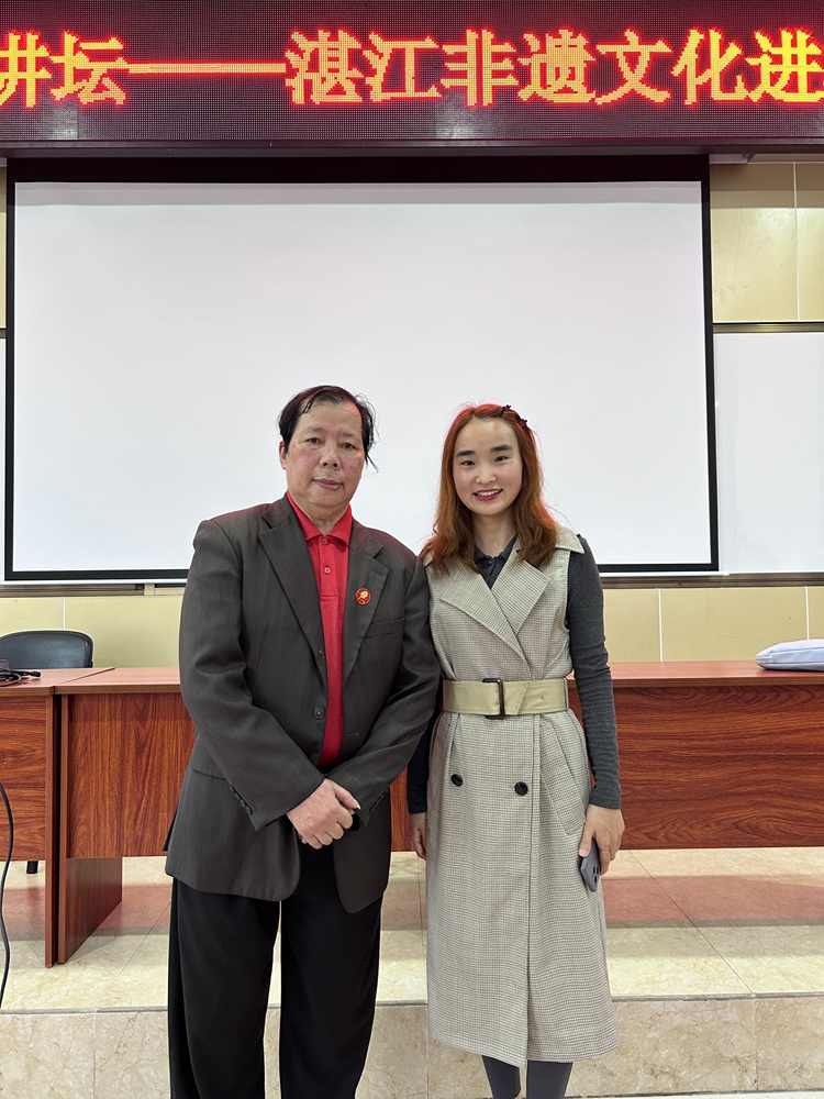 18朱卫国会长与老师合影.jpg