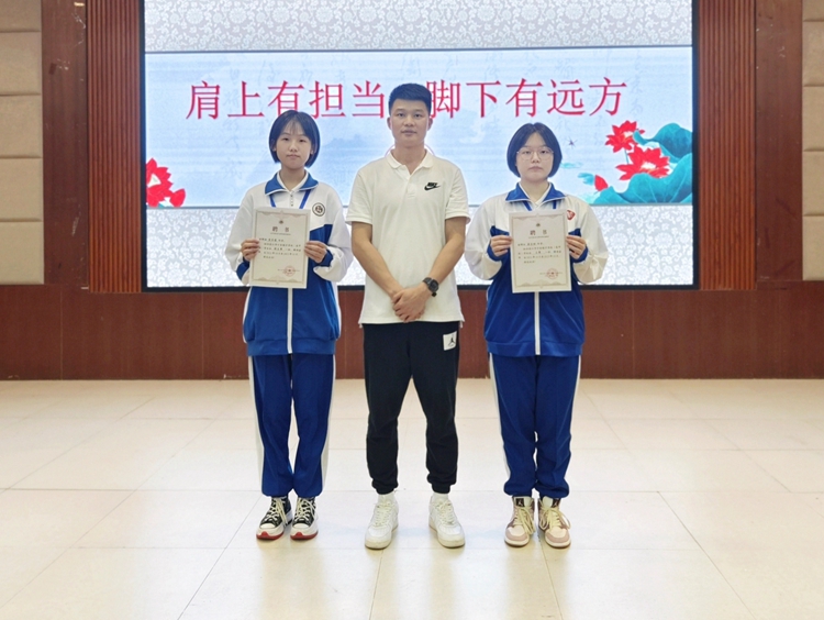 图2 陈敏主任为高中部学生主席颁发聘书.jpg