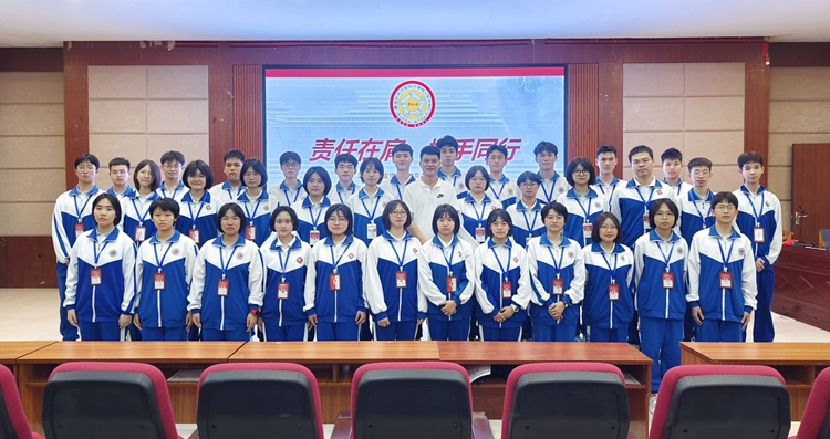 图5 高中部学生会成员全家福.jpg
