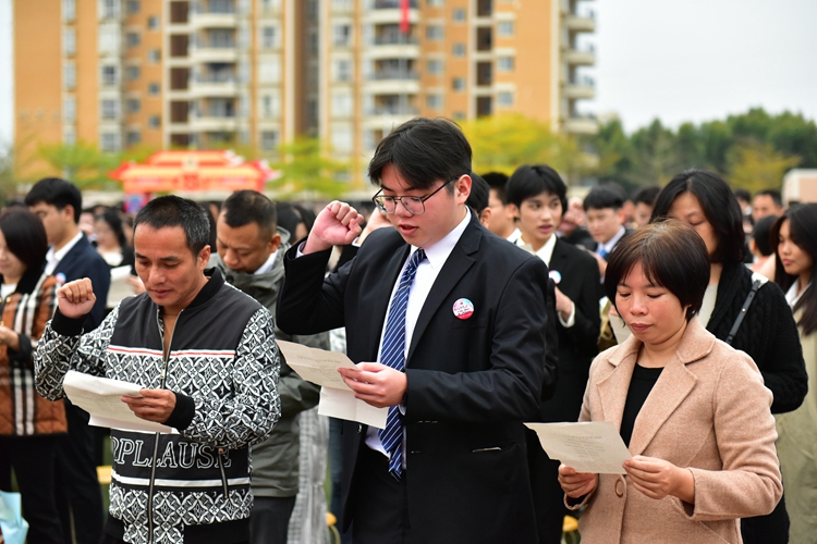 图22.学生宣誓.JPG