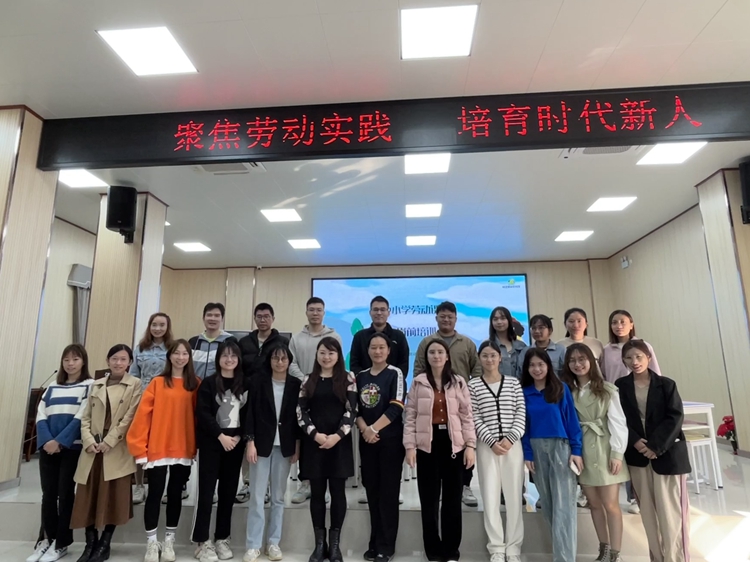 1韩芳老师与我校劳动劳动老师合照.jpg