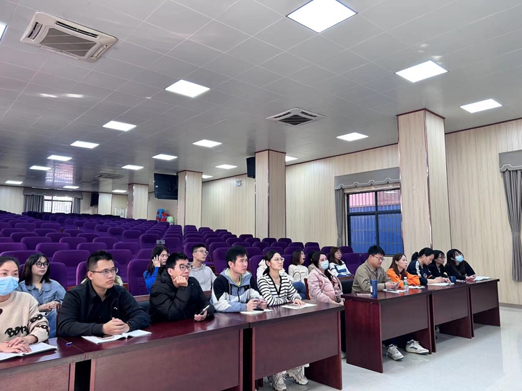4认真学习的老师.jpg