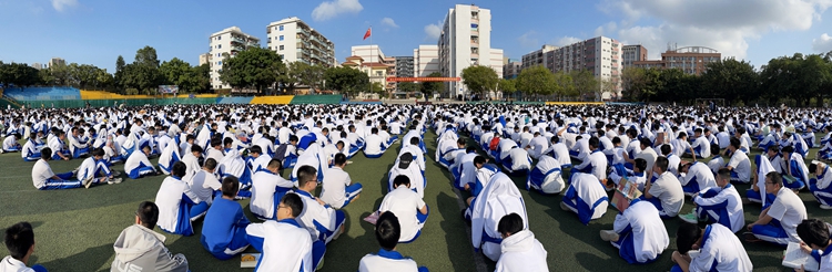 图1：初中部师生开展安全疏散演练活动.JPG