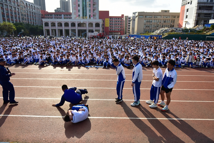 图5：宣传员现场指导保护头部的正确姿势.JPG