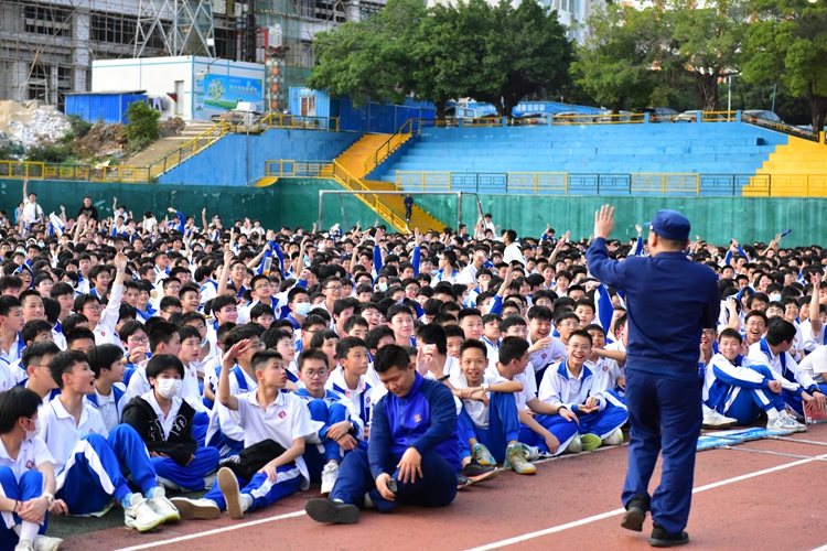 图7：学生积极举手参与.JPG