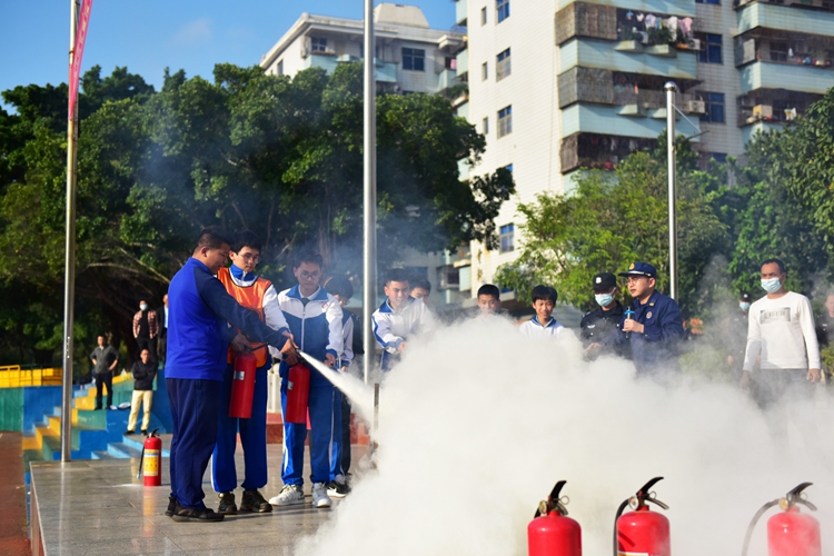 图8：学生学习操作灭火器.JPG