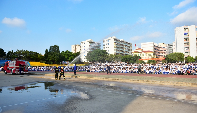 图10：消防大队演示消防车喷水灭火的过程.JPG