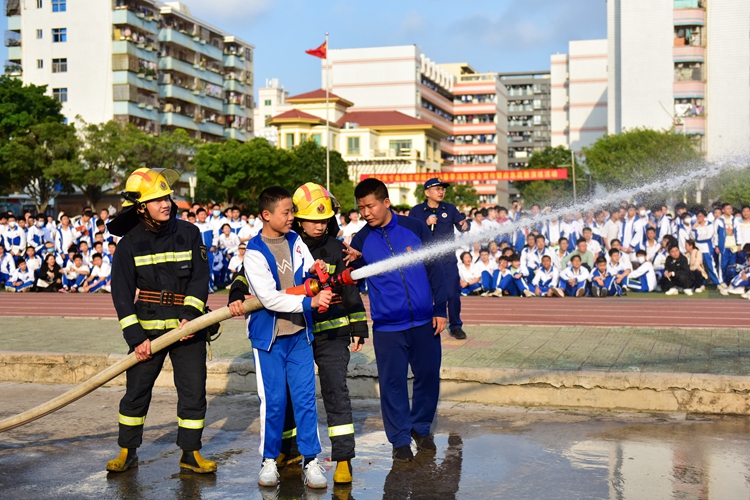 图11：学生体验喷水灭火.JPG