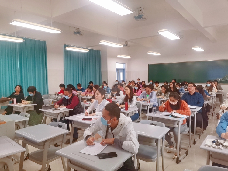 图6 与会老师认真倾听并做笔记.jpg