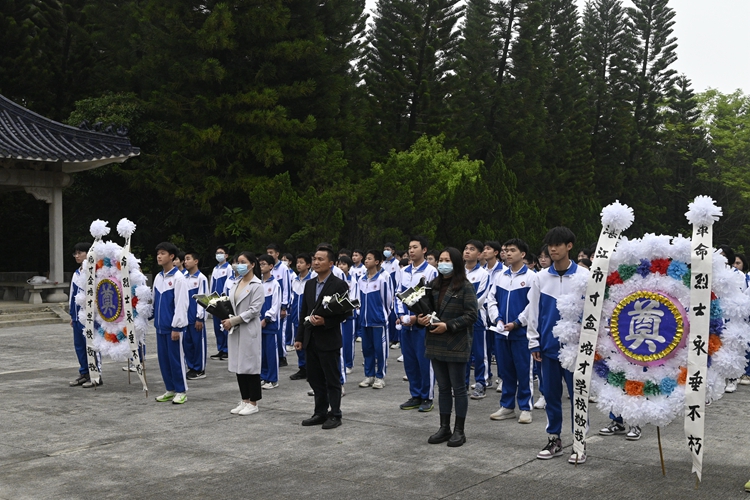 （5）团员代表敬献花圈.JPG