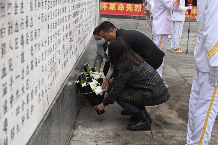 （6）教师代表敬献鲜花.JPG