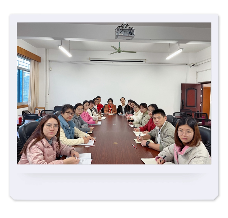 图6：老师们认真听讲座.jpg