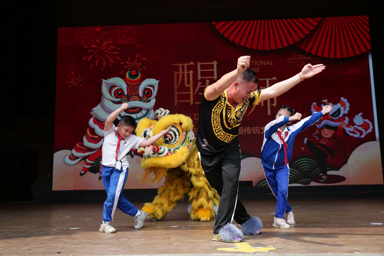 图17：学习醒狮表演.png