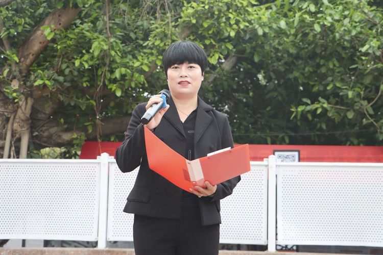 图片13：关彩英副校长总结.jpg