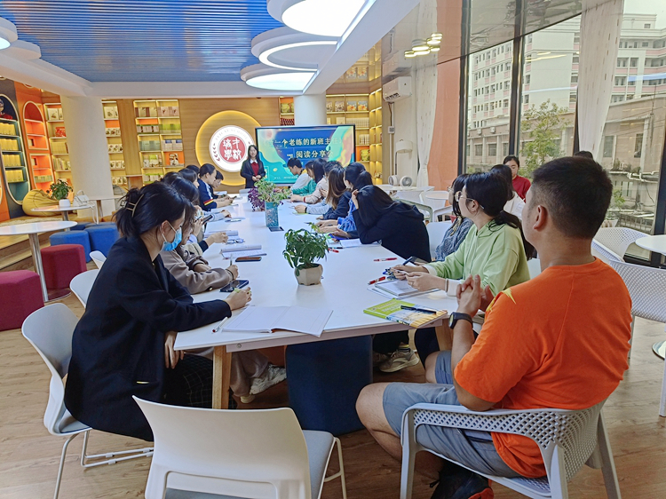 图1：黄钰坤老师对阅读书目进行简单介绍.jpg