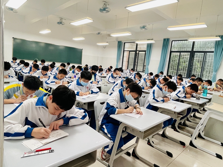 图5  同学们争分夺秒地答卷中.jpg