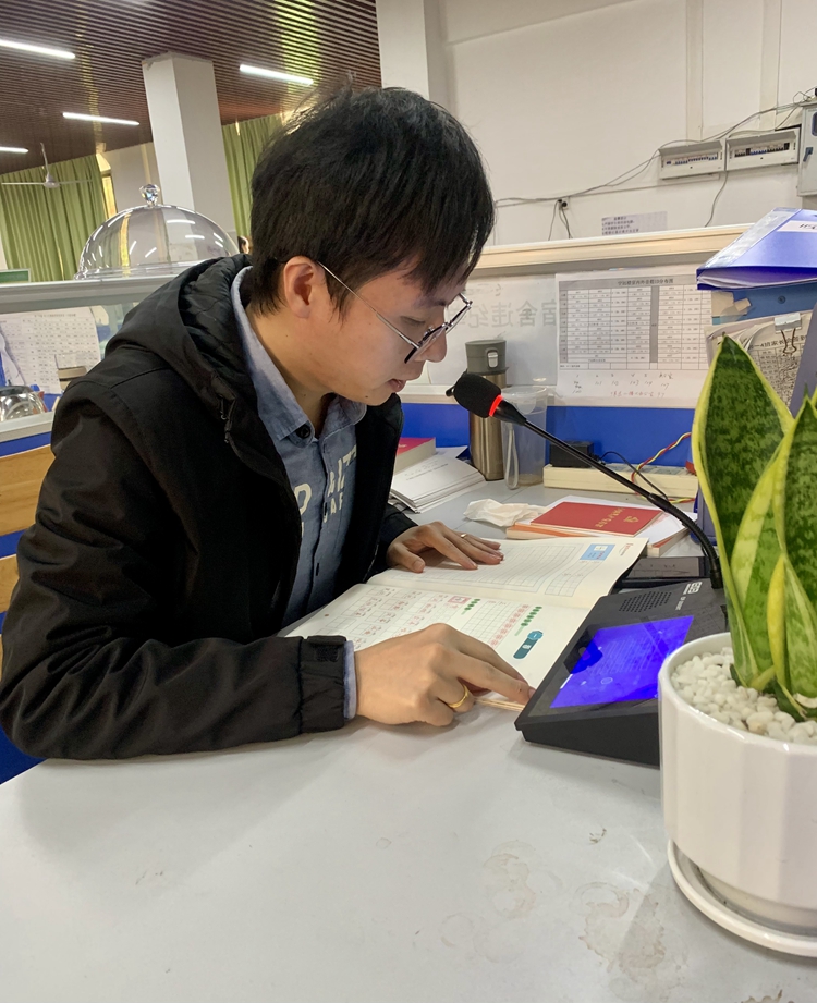 图7：何伟军老师在给同学们进行大课间书法练习指导.jpg