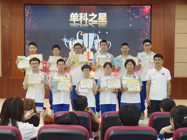 陈敏主任颁发“单科之星”奖项.jpg