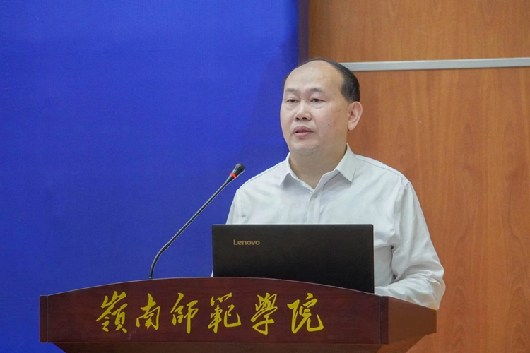 图二 岭南师范学院校长阳爱民致欢迎辞并汇报学校“新师范”建设情况.jpg