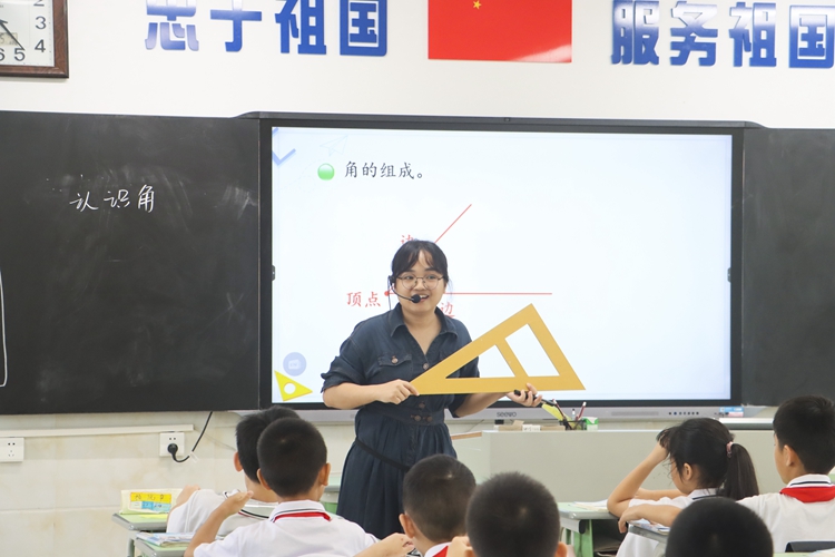 图3：陈玉茹老师上《认识角》.jpg