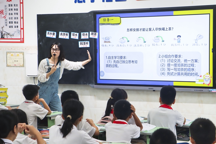 图5：张宇璐老师上《沏茶问题》.jpg