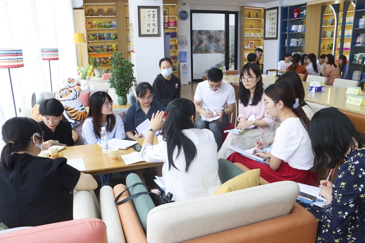 图8：一二年级评课现场.jpg