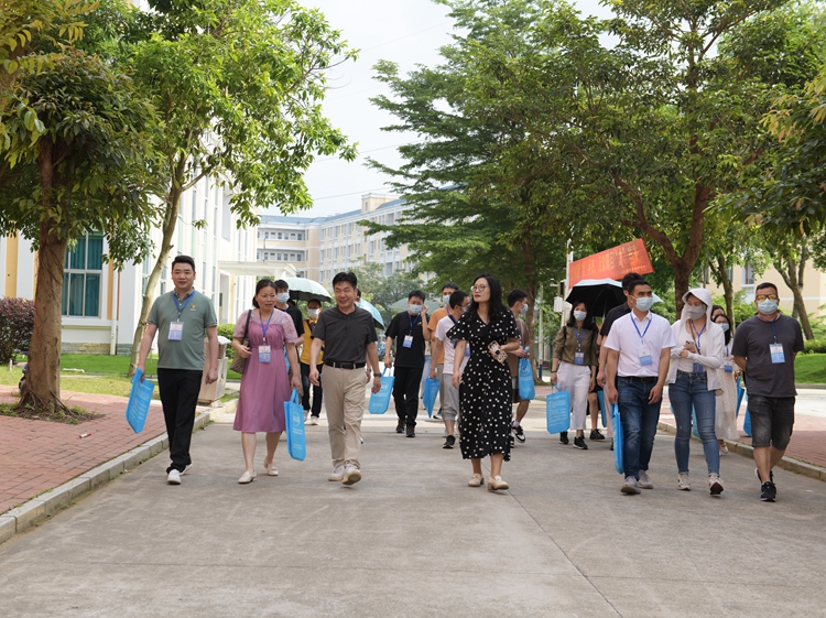 1.参观校园.jpg
