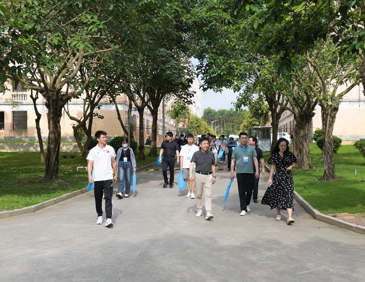 2.参观校园.jpg