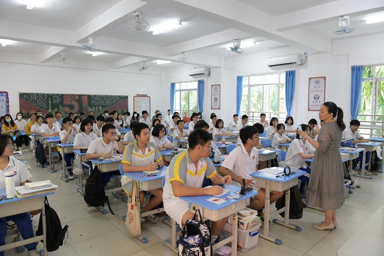 4.冯海燕老师开讲主题班会课.jpg