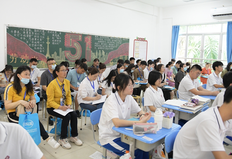 7.老师们沉浸于课堂.jpg