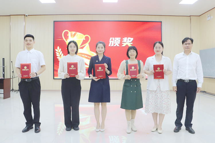 获得一等奖的教师和领导合影.jpg