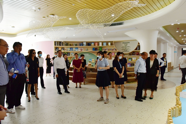 图4：童学院教师用英文向考察团介绍院内设计理念.JPG