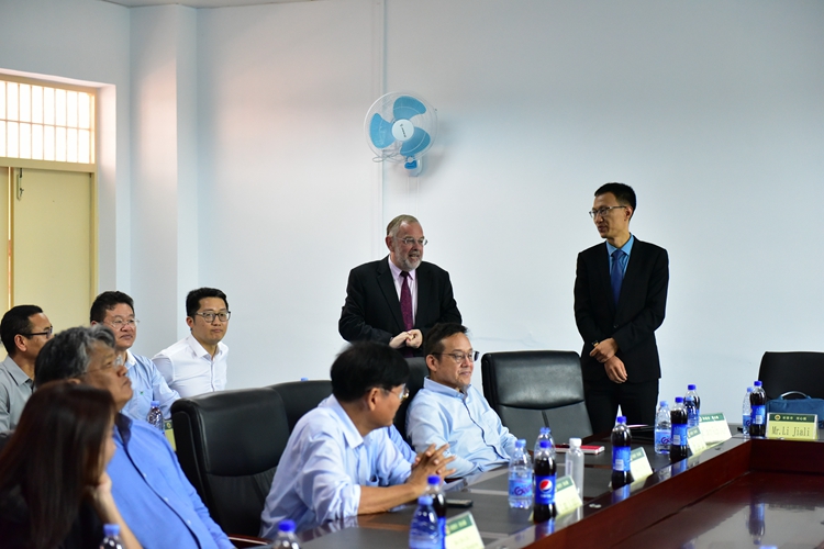 图8：文华国际学校校长Mr Timothy Cooper介绍曼谷文华国际学校.JPG