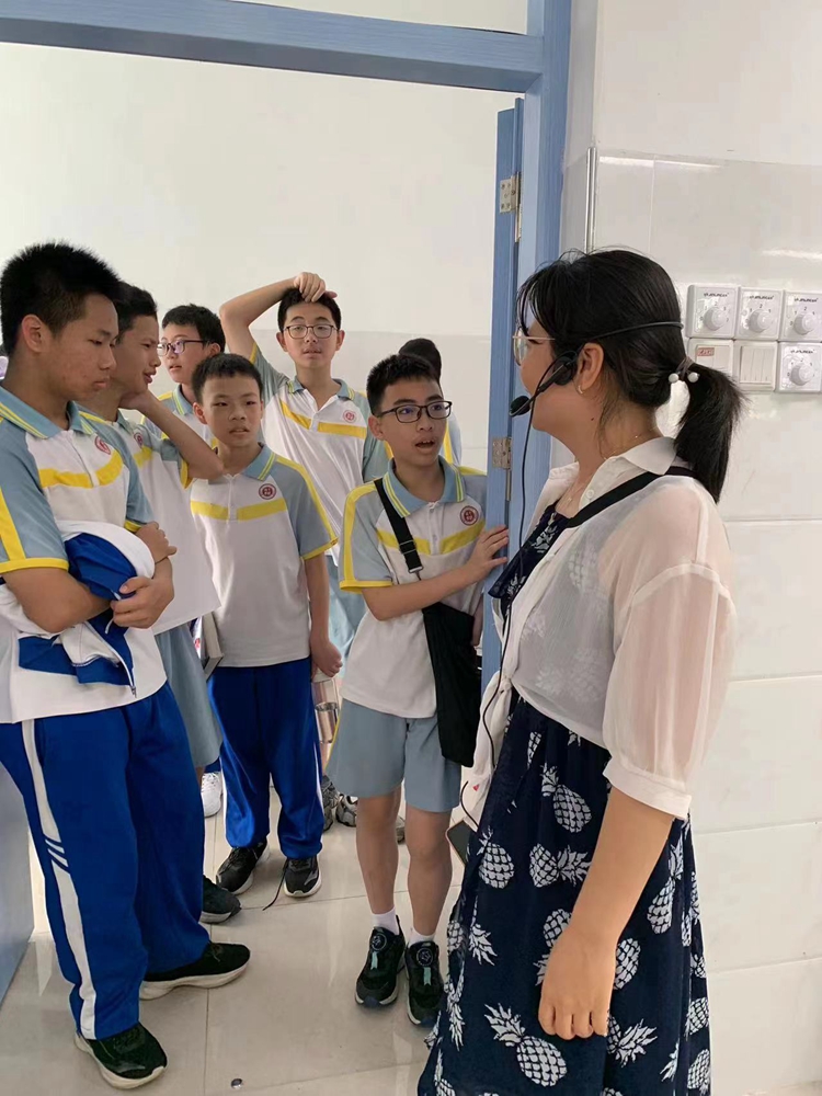 图2：同学们门口焦急等待.jpg