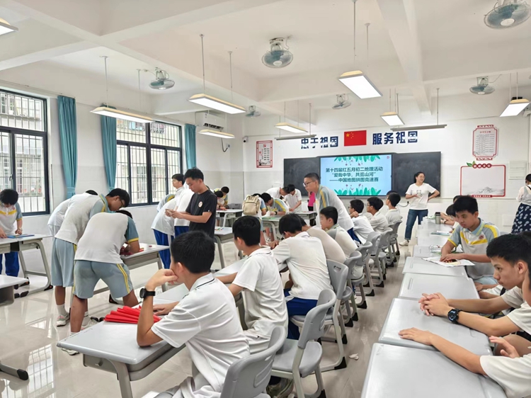 图3：秩序井然等待比赛.jpg
