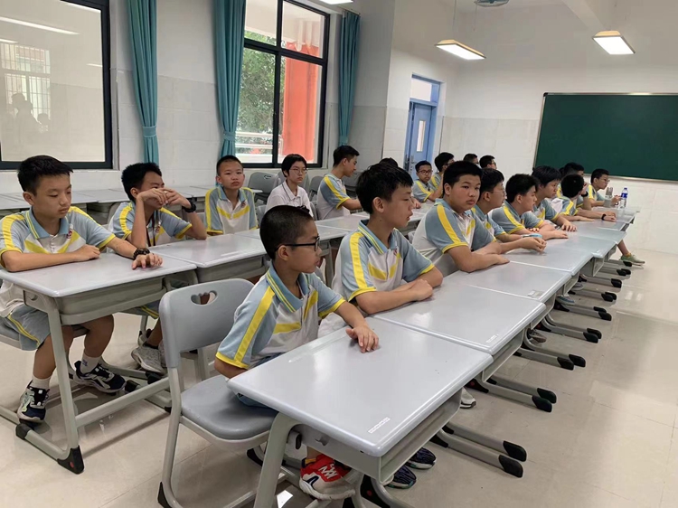 图4：秩序井然等待比赛.jpg