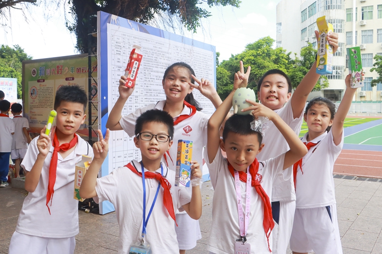 图6：同学们拿到奖品开心的笑脸.jpg