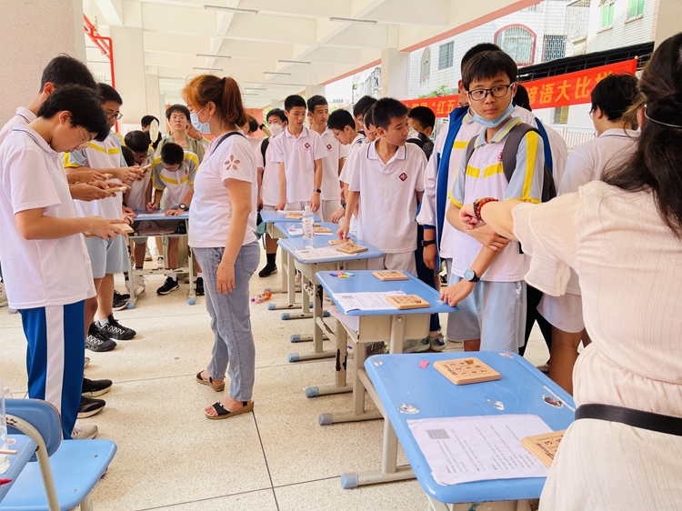 图4  增加赛区，让更多的同学参与进来，老师们有序组织和指导中…….jpg