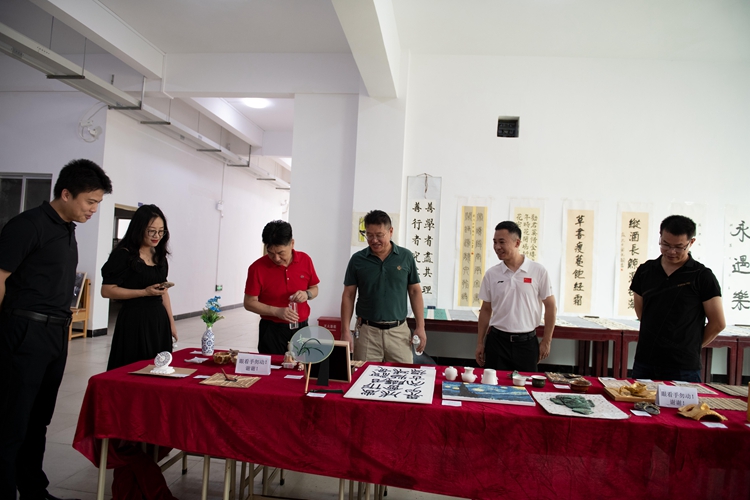 图4：高中部领导参观历史仿古手工作品展.jpg