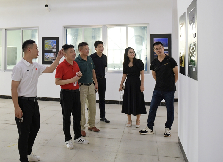 图5：高中部领导参观书法摄影展.jpg