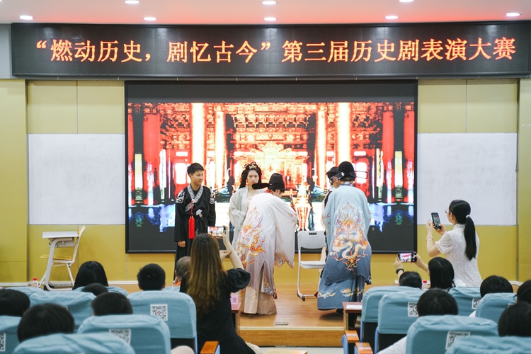 14历史剧表演.jpg