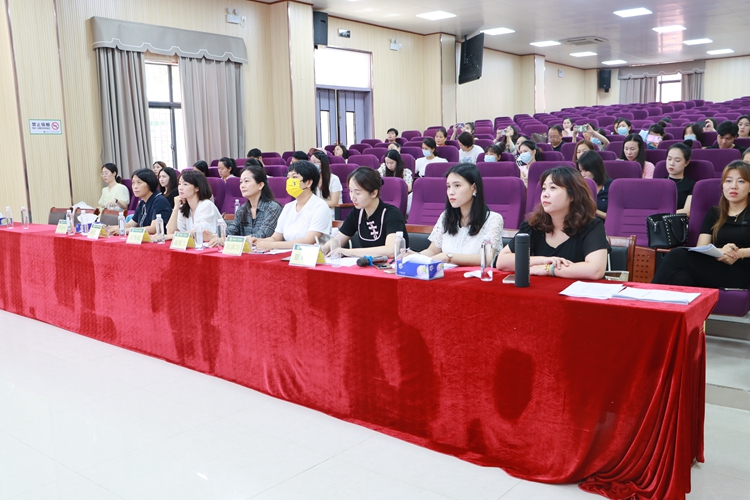 图9：老师们认真倾听.JPG
