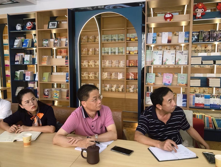 图2：我校领导用心倾听.jpg